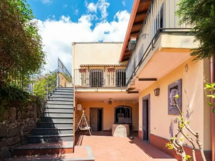 Casa con 8 locali in vendita in Via Francesco Crispi, SantAlfio