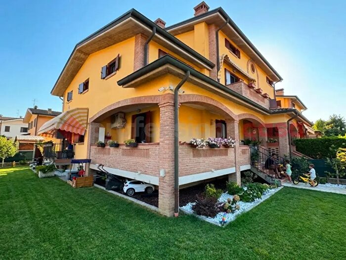 Casa con 5 locali in vendita in Via Togliatti, Casalgrande