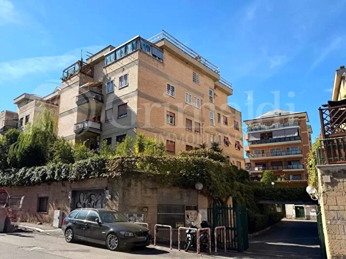 Appartamento quadrilocale in vendita in Via Giuseppe Belluzzo, Roma