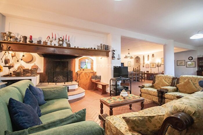 Casa con 7 locali in vendita in Strada Vicinane Celle, Vernio