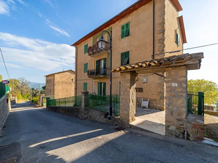 Appartamento con 9 locali in vendita in Via Roma, Campagnatico