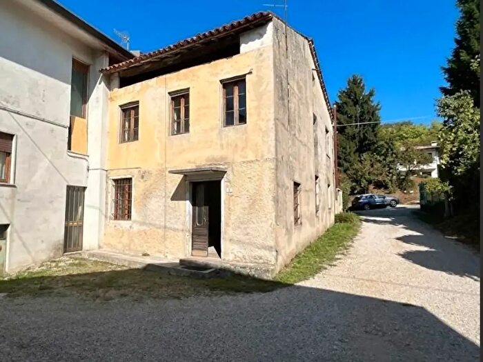 Casa con 6 locali in vendita in Via San Pietro, Montecchio Precalcino