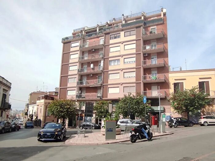 Appartamento con 5 locali in vendita in Piazza Ruggiero Settimo, Andria