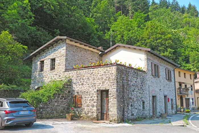 Casa con 6 locali in vendita in Fivizzano
