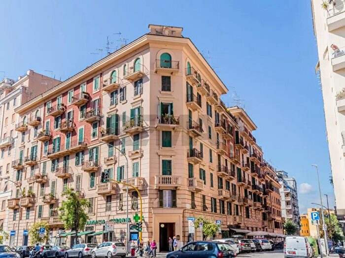 Appartamento trilocale in affitto in Piazza Tuscolo, Roma