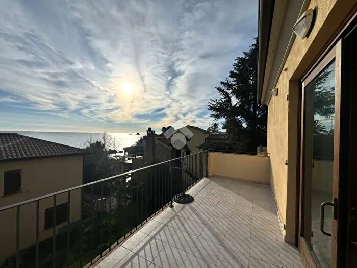 Appartamento bilocale in vendita in Lungomare Monte Santo, Baunei