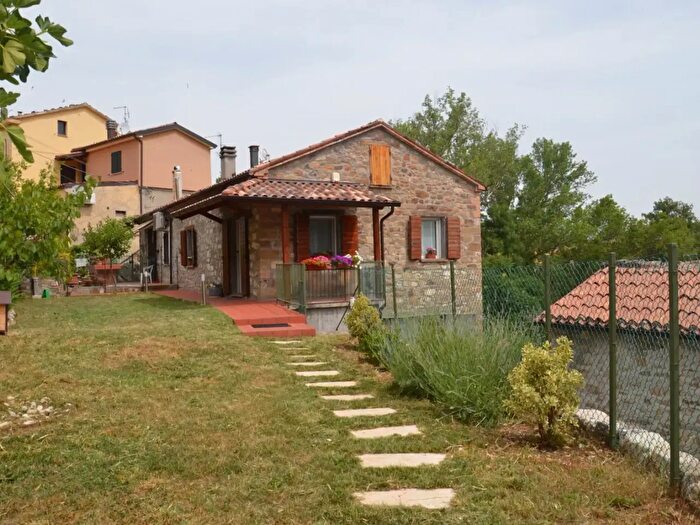 Casa con 6 locali in vendita in Viale Lungo Fiume, Novafeltria