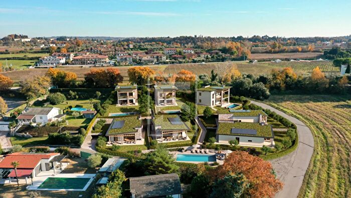 Casa quadrilocale in vendita in Via Lazise, Lazise