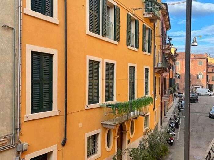 Appartamento quadrilocale in affitto in Piazzetta San Pietro Incarnario snc, Centro Storico, Verona