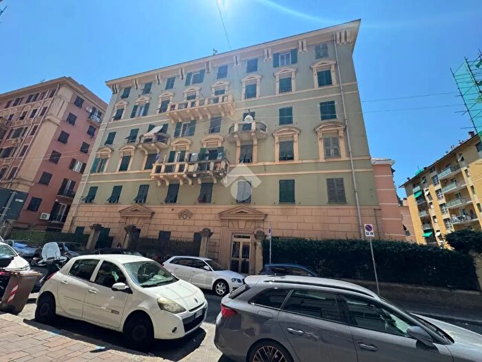 Appartamento trilocale in vendita in Via Luciano Zamperini, Genova