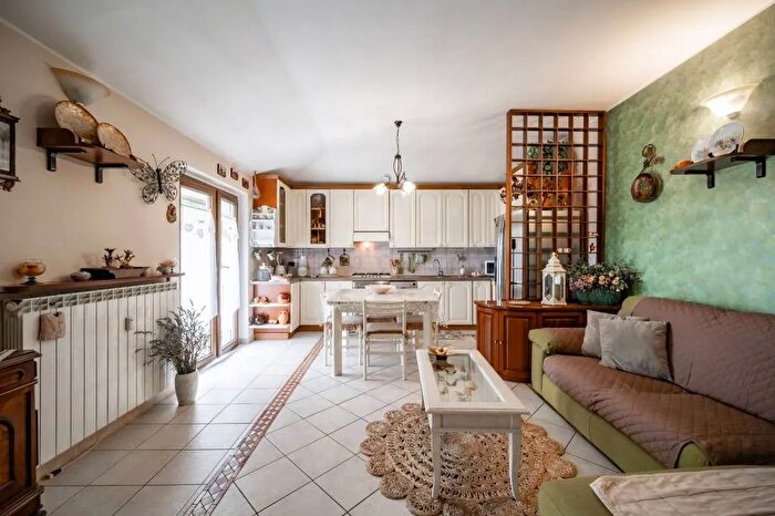 Appartamento trilocale in vendita in Via Rimembranze Sirone, Sirone