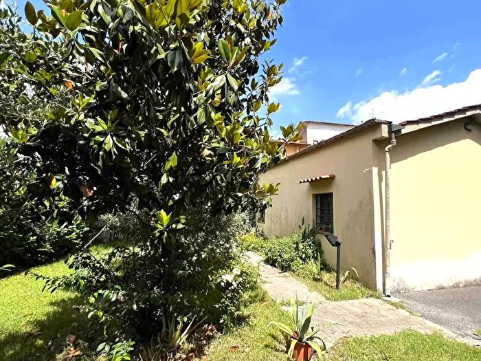 Casa con 8 locali in vendita in Via della Chiesa di Capezzana, Prato