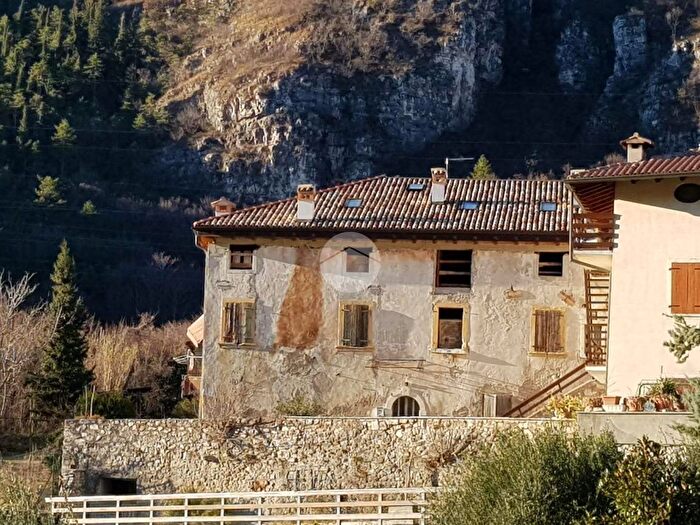 Casa con 10 locali in vendita in Via Mama di Sotto, Brentino Belluno
