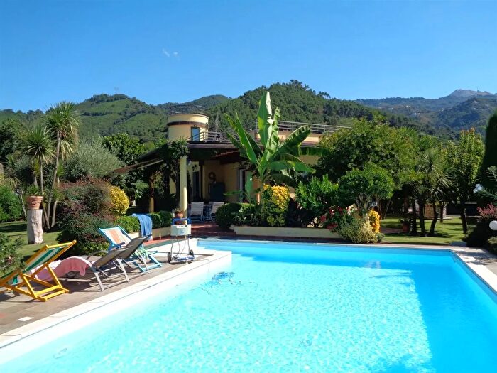 Casa con 13 locali in vendita in Via Sforza, Montignoso