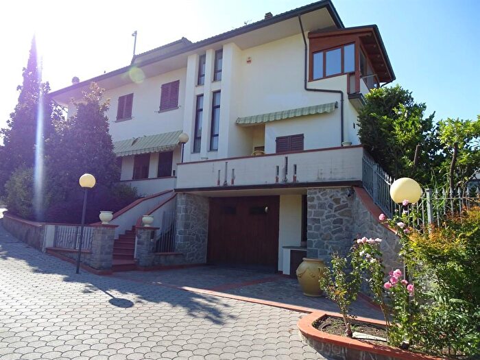 Casa con 8 locali in vendita in Sinalunga