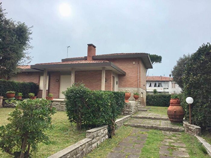 Casa con 6 locali in affitto in Via delle Margherite, Tirrenia, Pisa