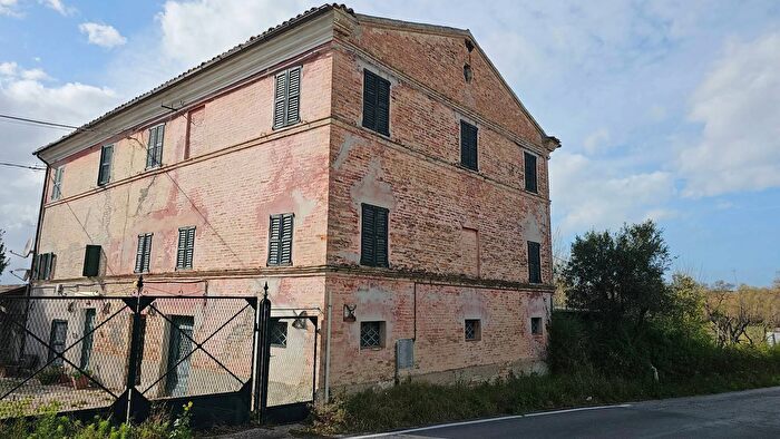 Casa con 7 locali in vendita in Via Pozzolungo, Belvedere Ostrense
