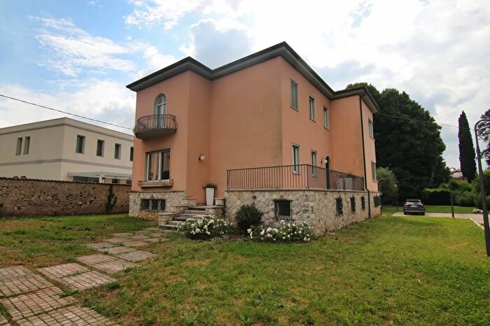 Casa con 11 locali in vendita in Via San Francesco, Thiene