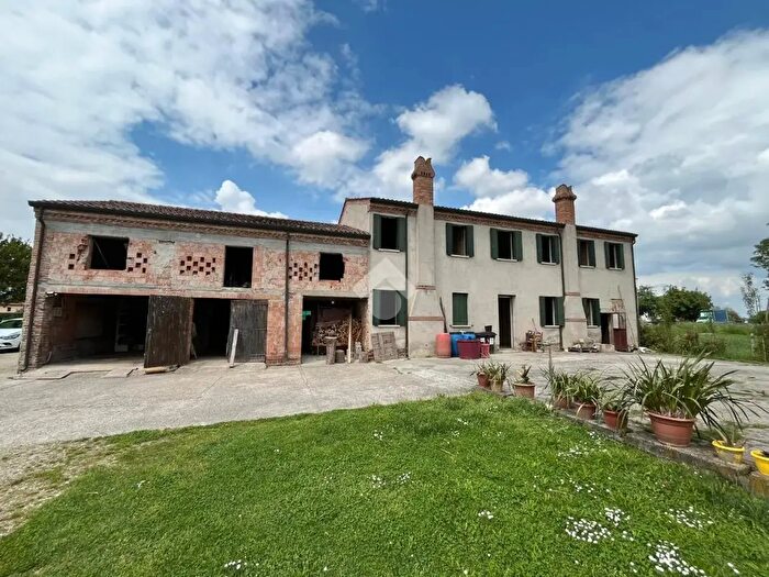 Casa quadrilocale in vendita in Via Risorgimento, Rovigo
