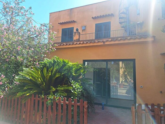 Appartamento trilocale in affitto in Via Antigone, Partanna, Palermo