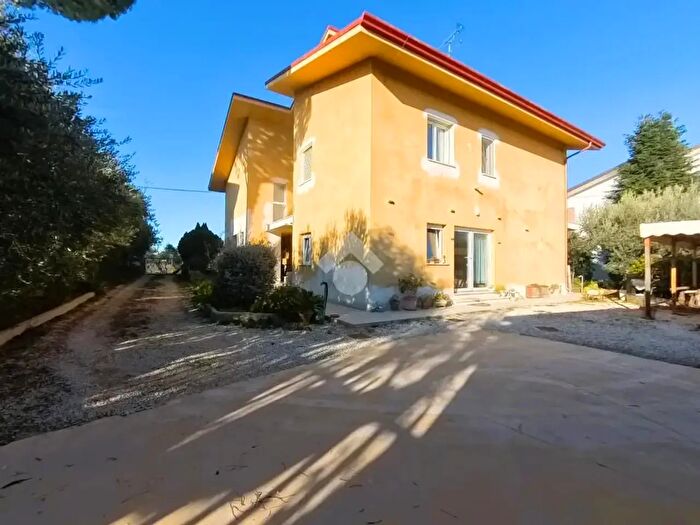 Casa con 12 locali in vendita in Viale Sabatucci, Civitanova Marche