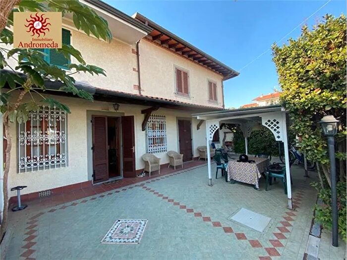 Casa quadrilocale in vendita in Forte Dei Marmi