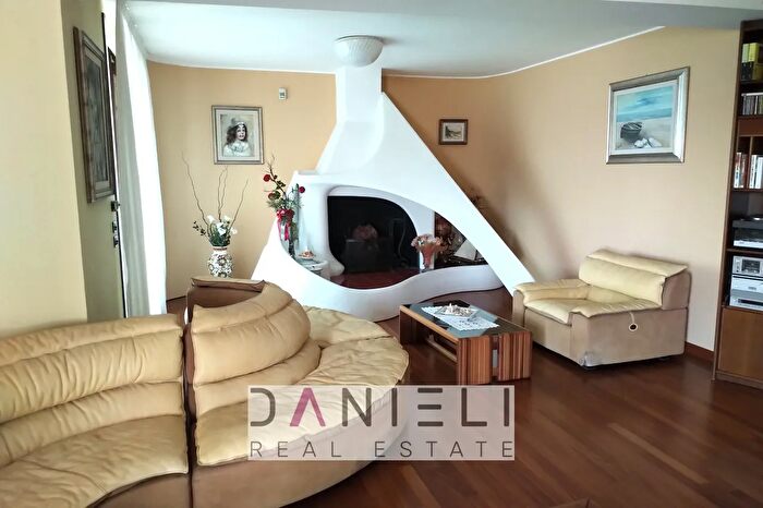 Casa con 7 locali in vendita in Via Terrarossa, Brogliano