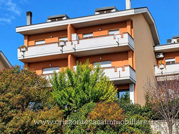 Casa con 15 locali in vendita in Ascoli Piceno