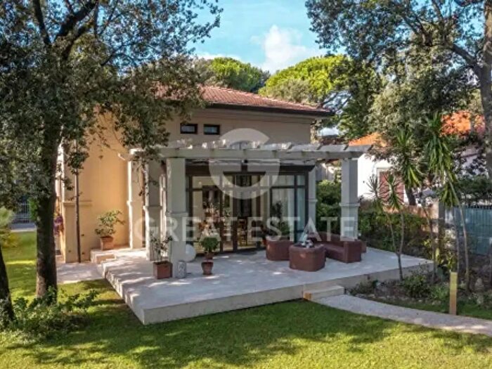 Casa con 6 locali in vendita in Via Enrico De Nicola, Camaiore