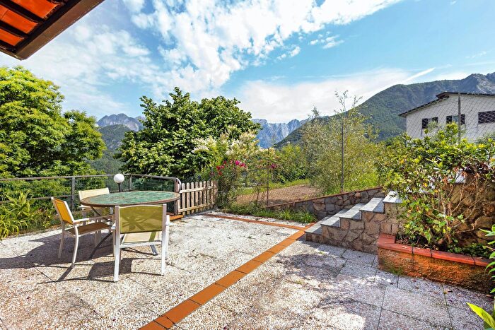 Casa con 7 locali in vendita in Via Piagola, Massa