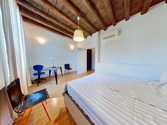Appartamento trilocale in affitto in Alzaia Naviglio Grande, Navigli Darsena, Milano