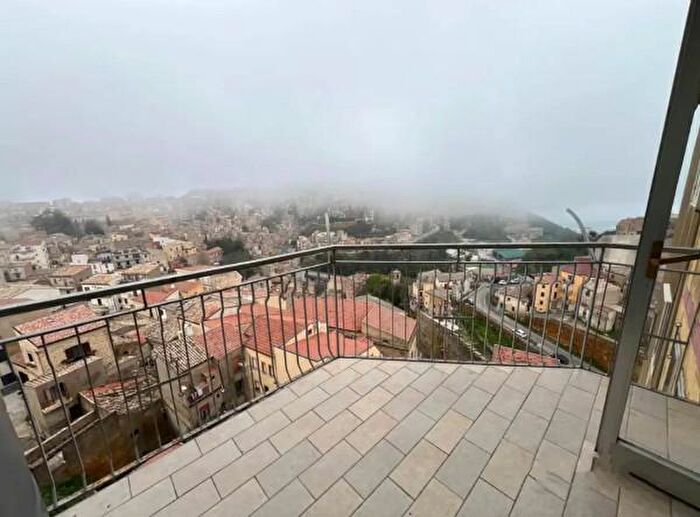 Appartamento con 6 locali in vendita in Via Castelvecchio, Enna