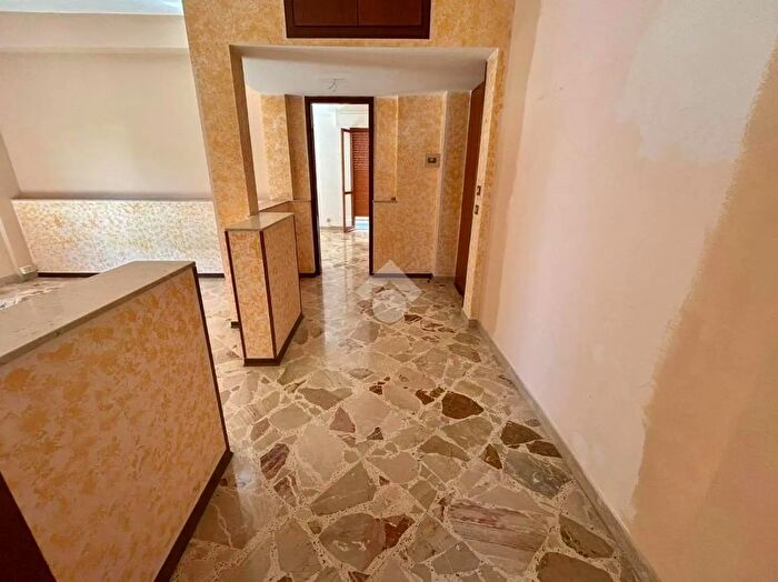 Appartamento trilocale in vendita in Via Adua, Palermo