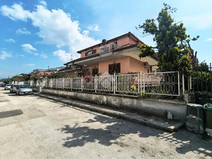 Casa con 7 locali in vendita in Via Mimmo Beneventano, Pomigliano DArco