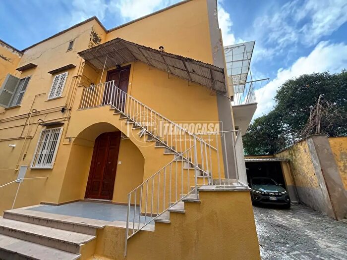 Appartamento quadrilocale in vendita in Via Bosco di Capodimonte, Napoli