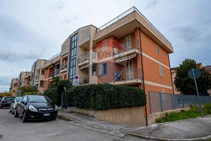 Appartamento quadrilocale in vendita in Via Luigi Pieralisi, Jesi