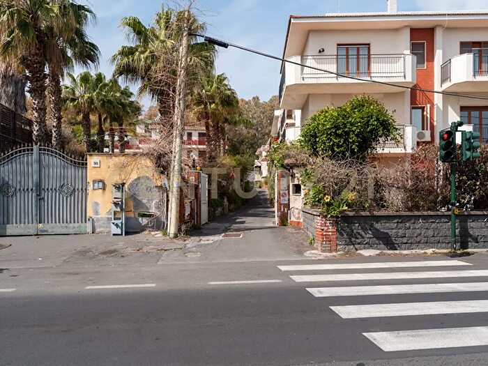 Appartamento bilocale in vendita in Via Livorno, Aci Castello