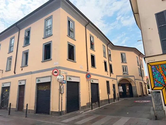 Appartamento quadrilocale in vendita in Via Durini, Monza