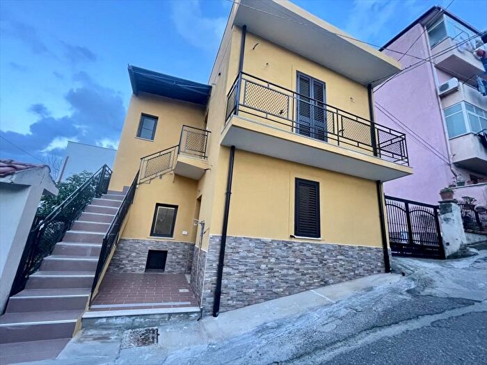 Casa con 5 locali in affitto in Via Riparo Vecchio, Reggio Calabria