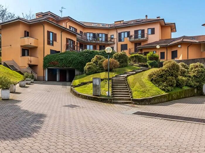 Appartamento trilocale in vendita in Via Castello, Porto Valtravaglia