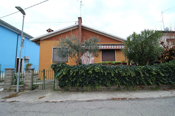 Casa con 5 locali in vendita in Via Arturo Toscanini, Suzzara