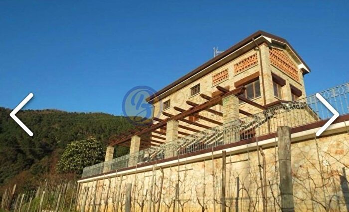 Casa con 6 locali in vendita in Pietrasanta