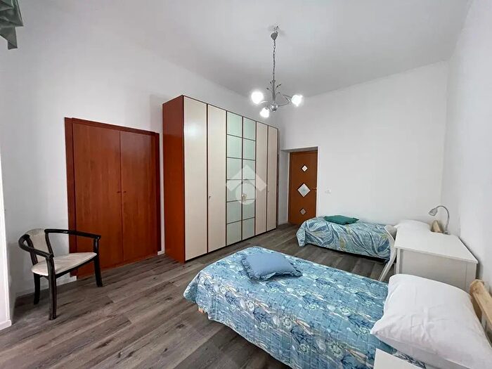 Appartamento trilocale in affitto in Via Oronzo Costa, Napoli
