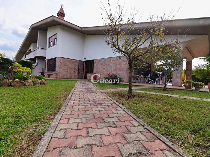 Casa con 12 locali in vendita in Viale Tevere, Ardea