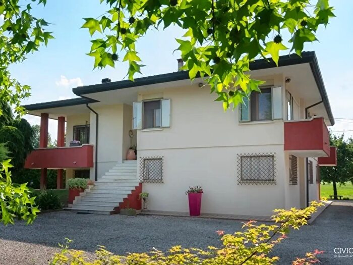 Casa con 12 locali in vendita in Via Ponticelli, Agugliaro