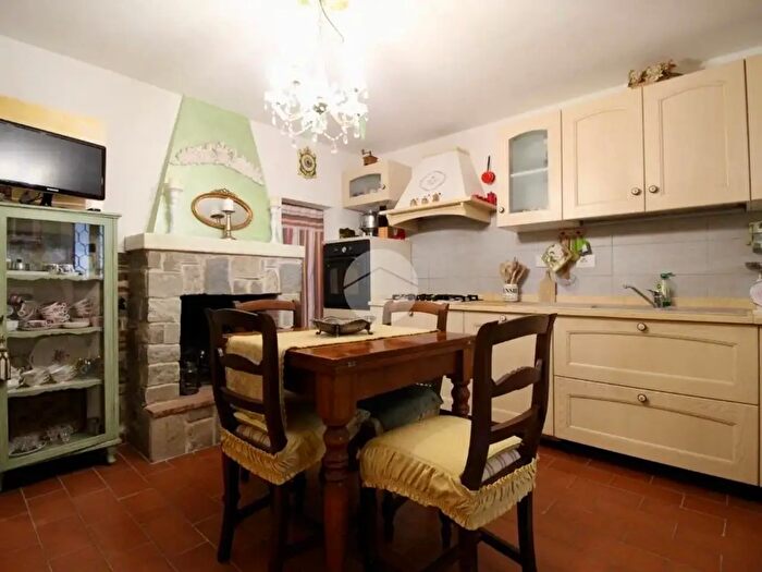 Casa quadrilocale in vendita in Via Poggio, Vernio