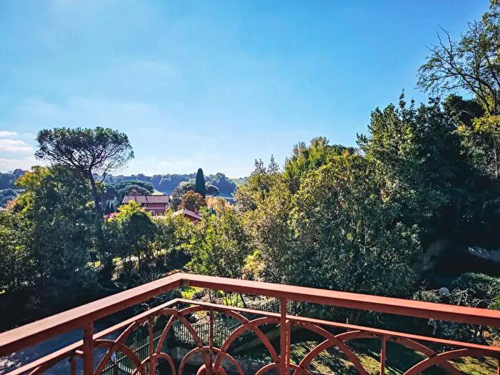 Appartamento con 6 locali in vendita in Via Torrice, Roma