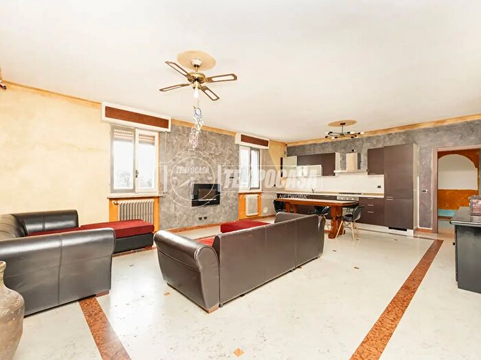 Appartamento quadrilocale in vendita in Via Roma, Albano Sant'Alessandro