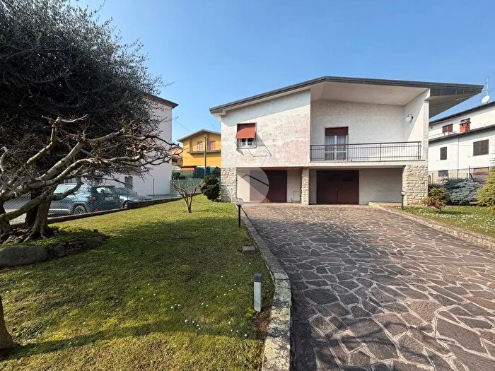 Casa con 5 locali in vendita in Via Papa Giovanni, Trescore Balneario