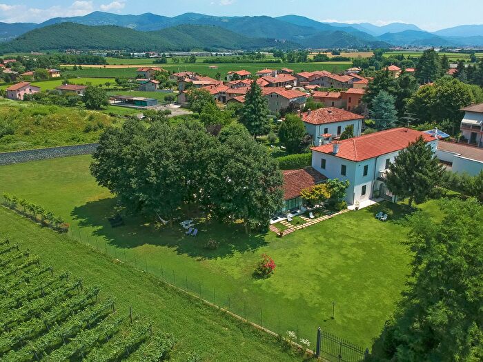 Casa con 13 locali in vendita in Via San Rocco, Passirano